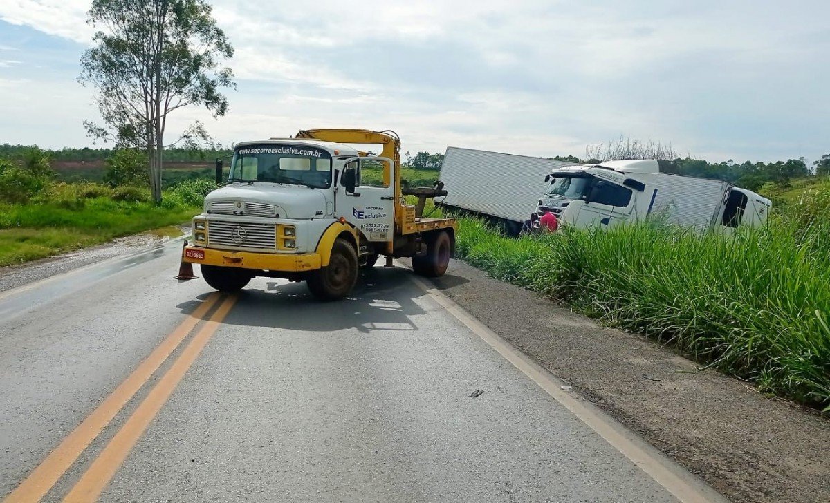 Carreta Sai Da Pista Parando Em Matagal Na Conhecida Curva Da Morte