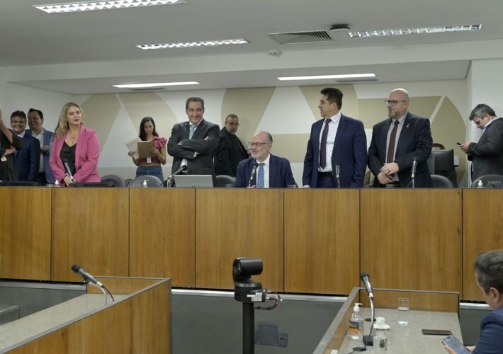 Comissão de Administração Pública da ALMG aprova projeto de teto de gastos após intensos debates