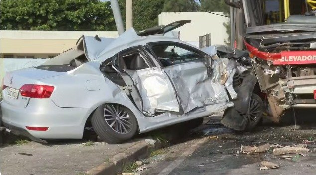 Mulher fica presa às ferragens em acidente na av. Tereza Cristina, em BH; motorista estava embriagado 