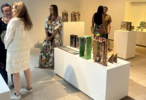 Centro de Arte Popular apresenta exposição que ressignifica oratórios elaborados com materiais diversos